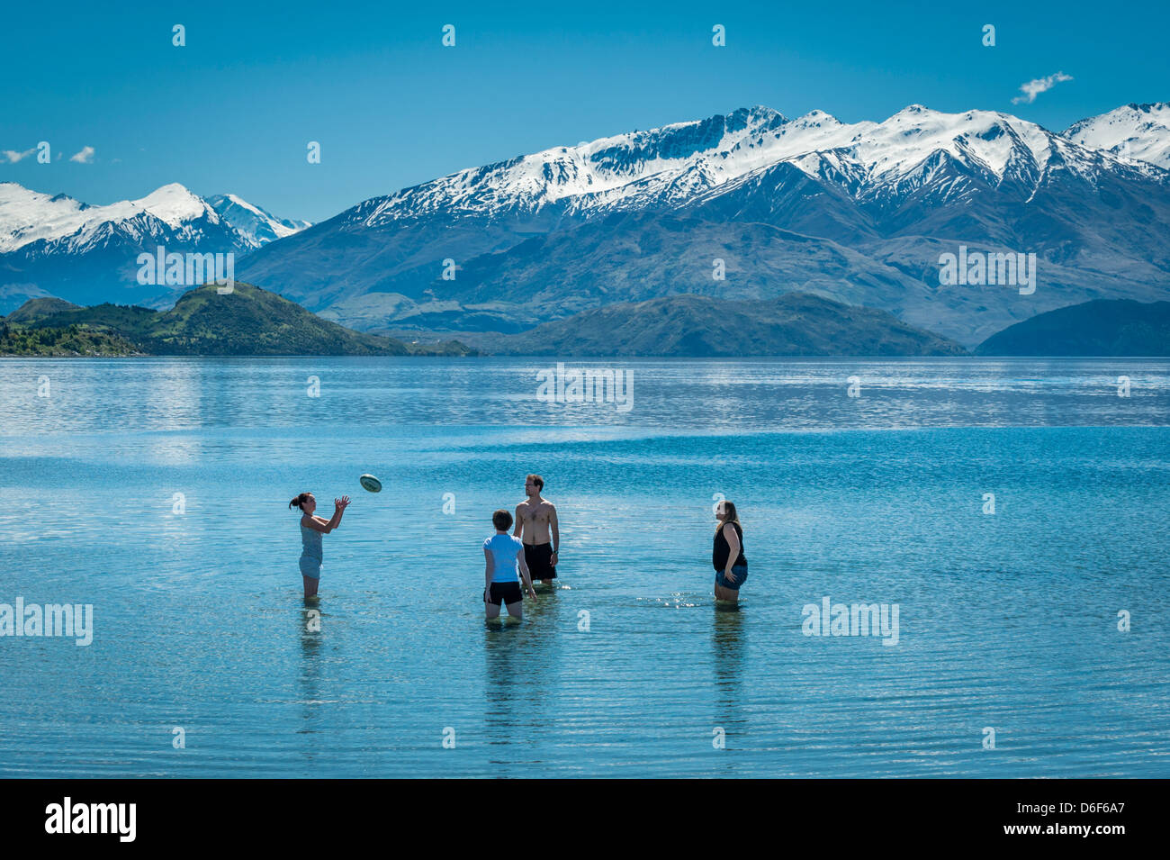 Gruppe spielt mit einem Ball in Lake Wanaka in der Nähe von Wanaka. Neuseeland Stockfoto