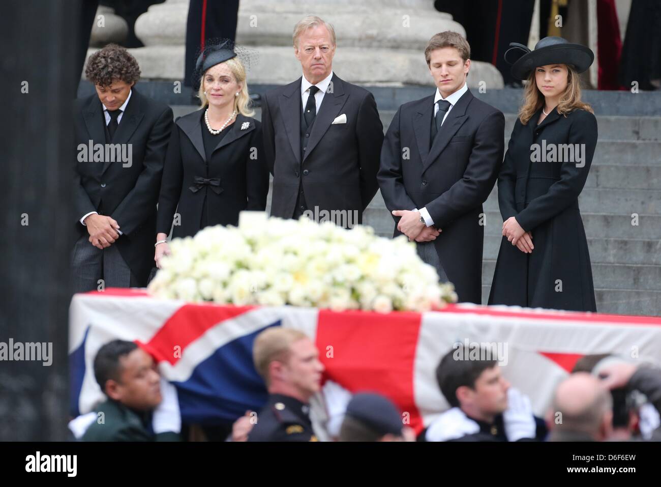 London, UK. 17. April 2013. Thatchers Sarg verlässt St. Pauls Kathedrale im Zentrum von London als ihr Sohn Mark und Familie freuen sich auf. 17. April 2013. Würdenträger aus der ganzen Welt kam Königin Elizabeth II und Prinz Philip, Duke of Edinburgh, als Großbritannien an ehemaligen Premierminister Thatcher Baroness Thatcher in einem feierlichen Begräbnis mit militärischen Ehren in der St. Pauls Cathedral Hommage. Lady Thatcher, der letzte Woche gestorben ist, war die erste weibliche Premierminister und war von 1979 bis 1990. Stockfoto