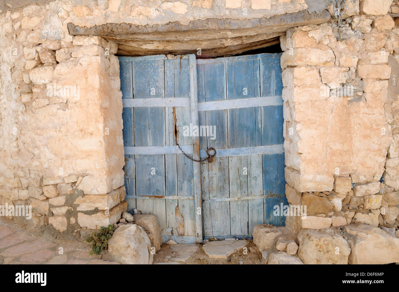 Alt blau bemalten Tür am alten Berber Stein Dorf Tamezret Tunesien Stockfoto