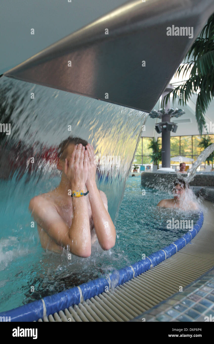 Glücksburg, Deutschland, künstlichen Wasserfall in die Foerdetherme Gluecksburg Stockfoto