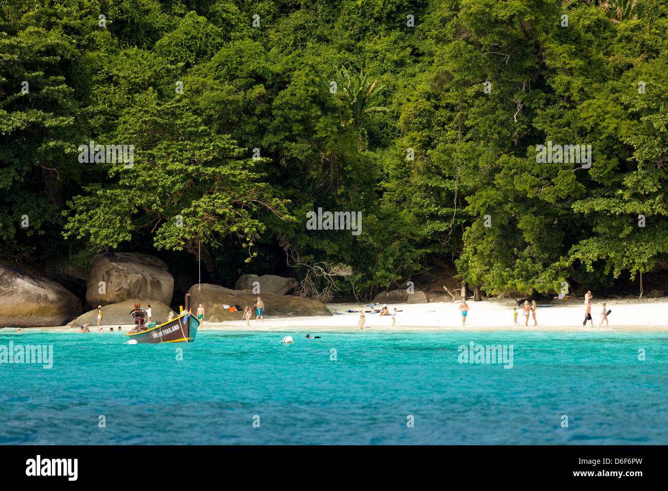 Baden in der Andamanensee, Mu Ko Similan Insel Strand, Thailand Touristen Stockfoto