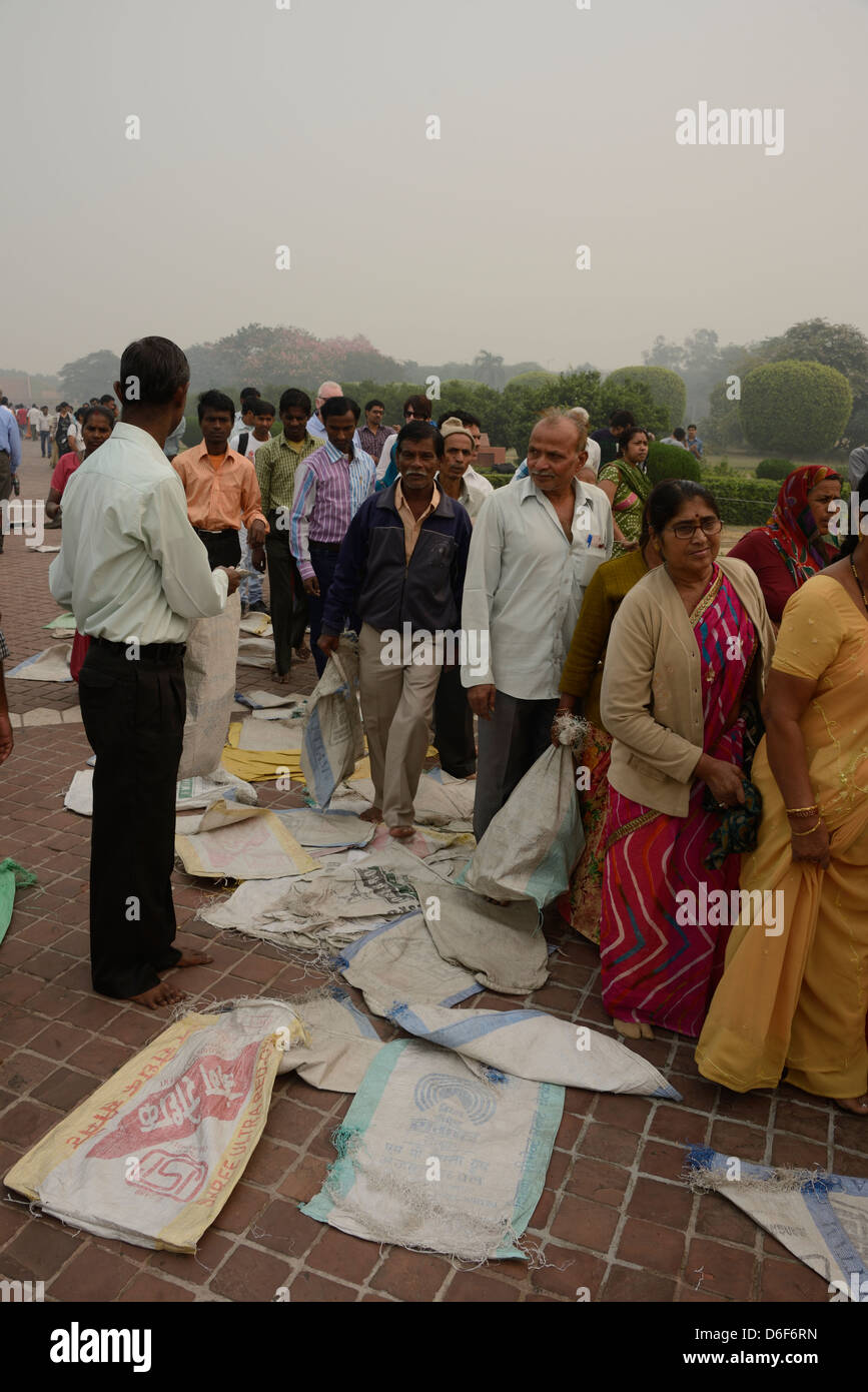 Besucher, die ihre Schuhe ausziehen, in der Lotus-verurteilt Bahá ' í Haus der Anbetung in Delhi, Indien Stockfoto