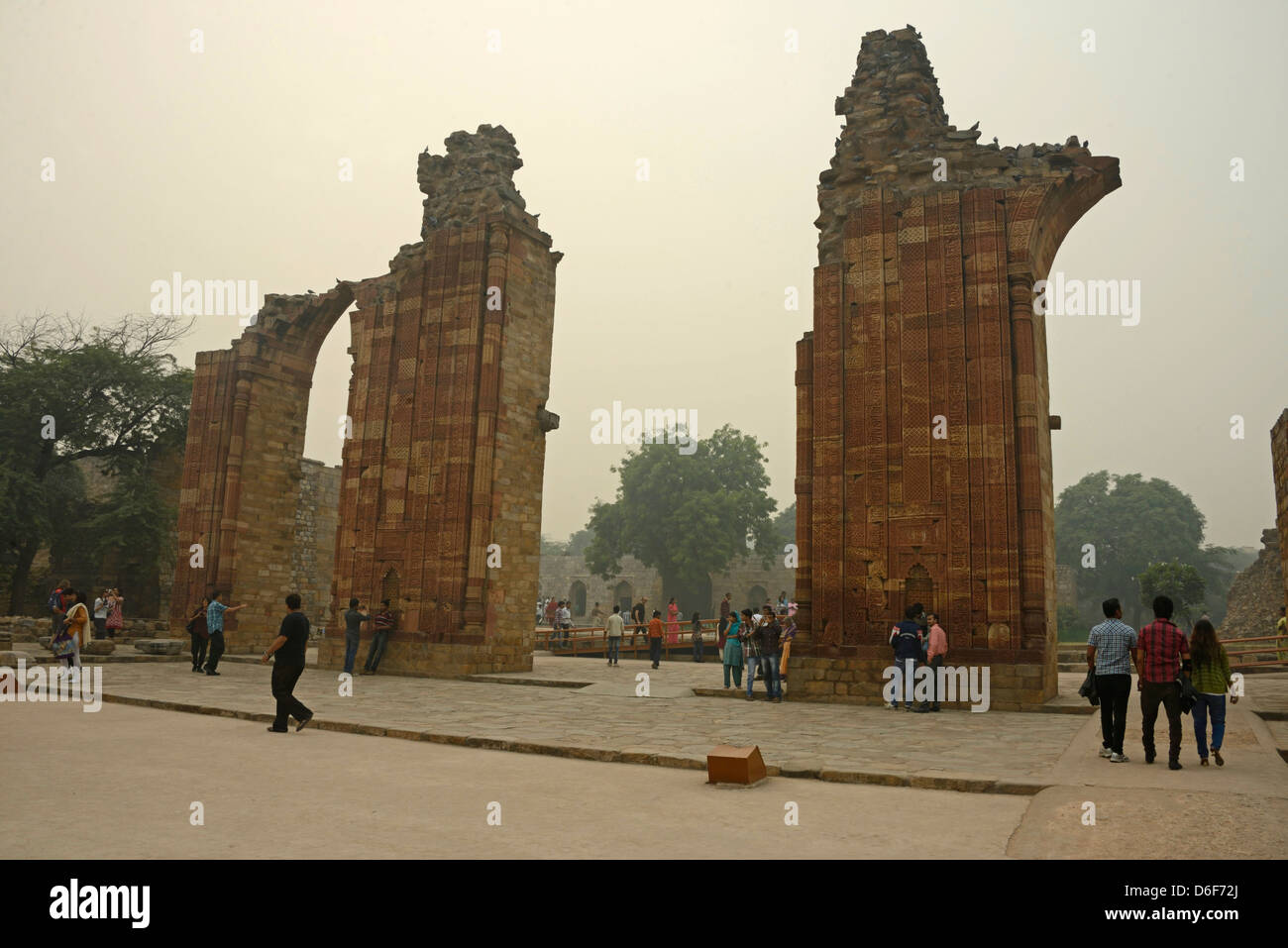 Die Ruinen des Quth-Komplexes in Neu-Delhi, Indien. Der Komplex ist als UNESCO-Weltkulturerbe benannt. Stockfoto