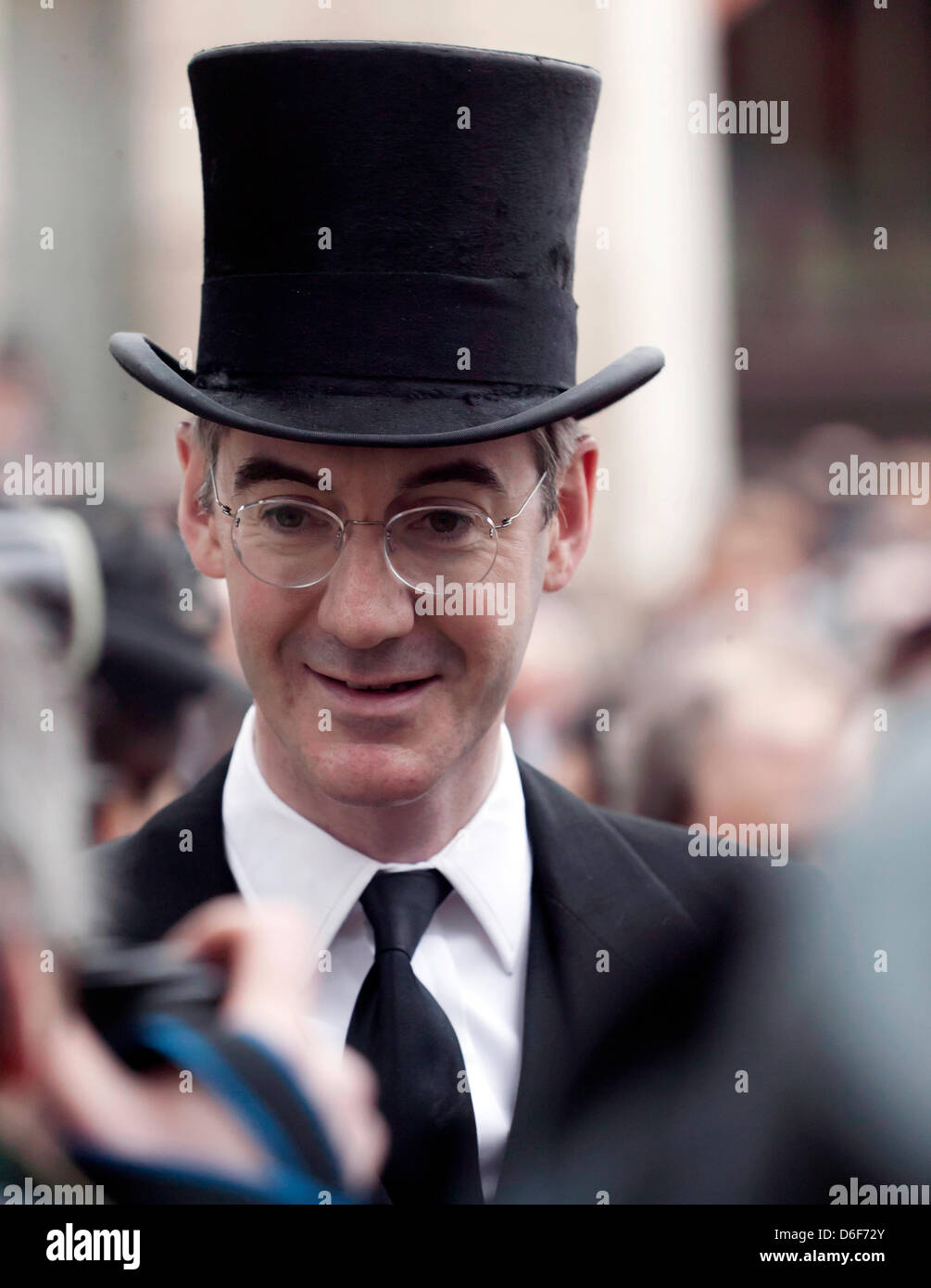 Jacob Rees-Mogg, tragen einen Zylinderhut wartet St. Pauls Cathedral für Baroness Thatcher Beerdigung eingeben Stockfoto