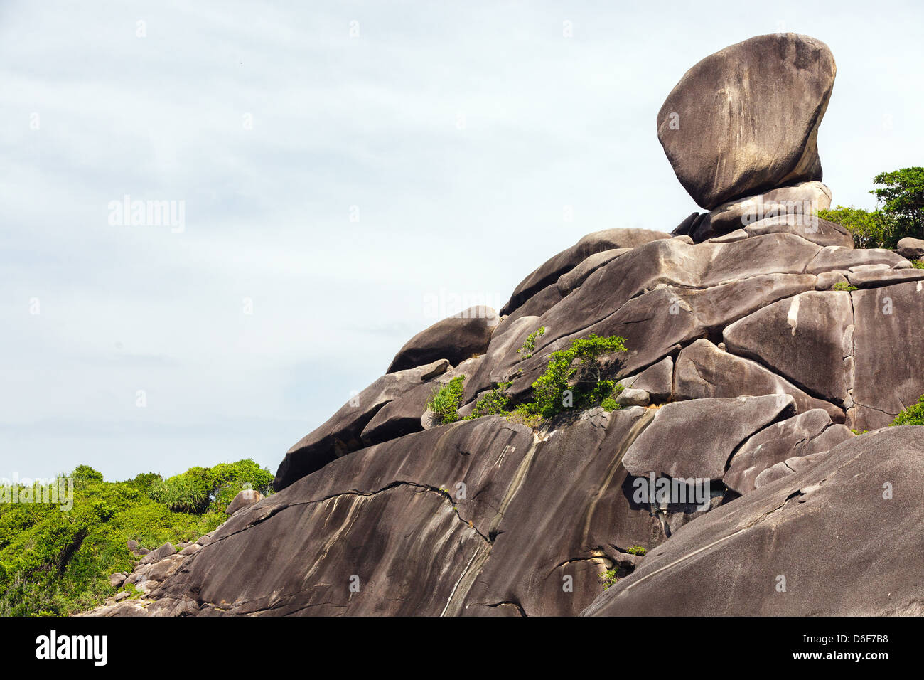 Großen Granitblock auf felsigen Küste in Mu Ko Similan Island, Thailand Stockfoto