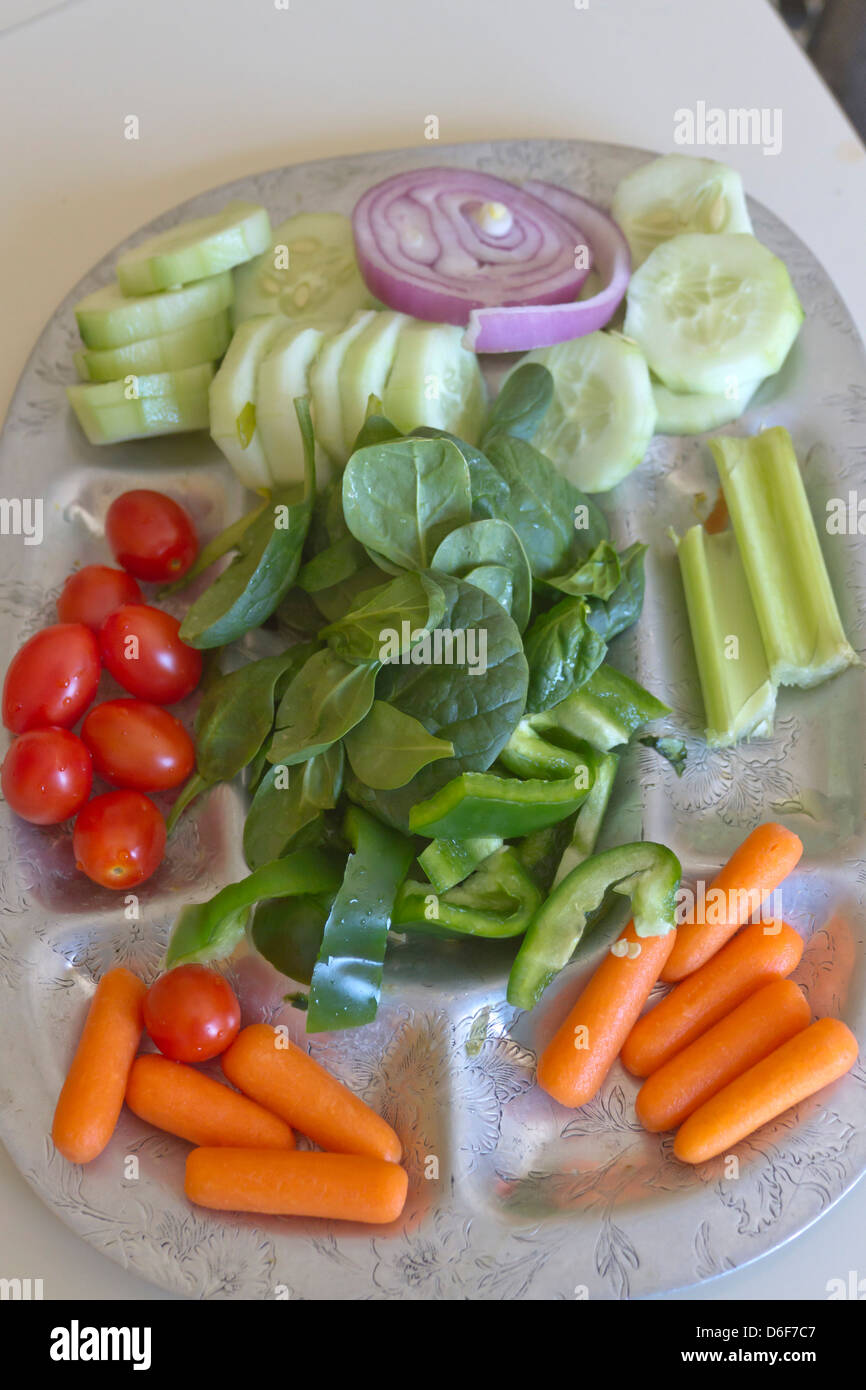 Ein buntes Ende der Roh, Bio Gemüse, wie Tomaten, Karotten, Spinat, Gurken, Sellerie, Paprika und rote Zwiebel Stockfoto