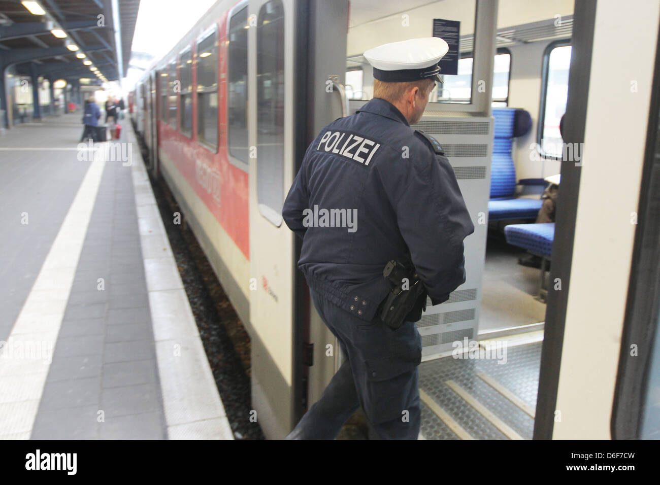 Flensburg, Deutschland, Polizist besteigt einen Zug Stockfoto