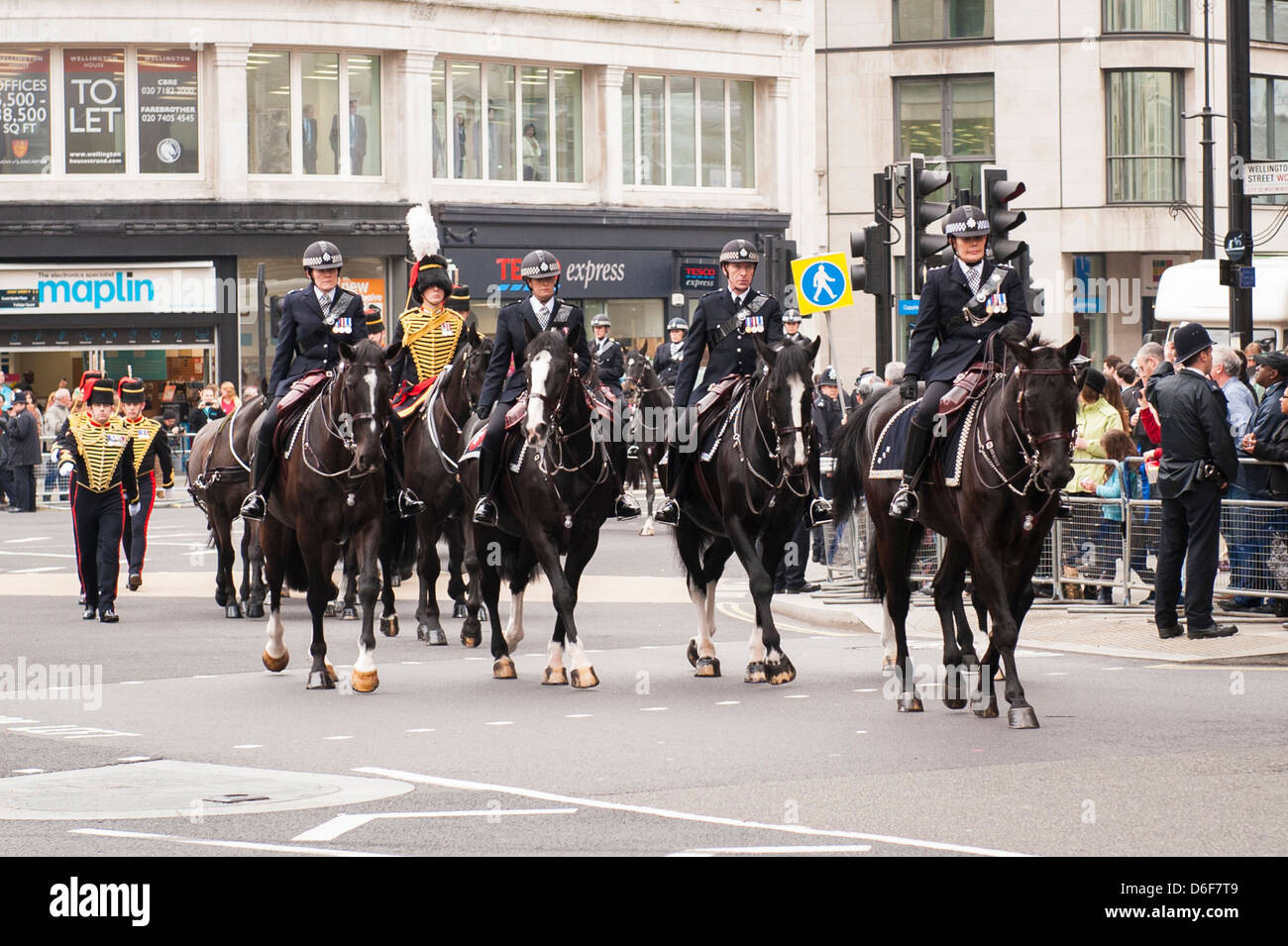 London Aldwych Strand Baroness Margaret Thatcher trauerzuges's Parade King Troop Royal Horse artillery Polizei Stockfoto