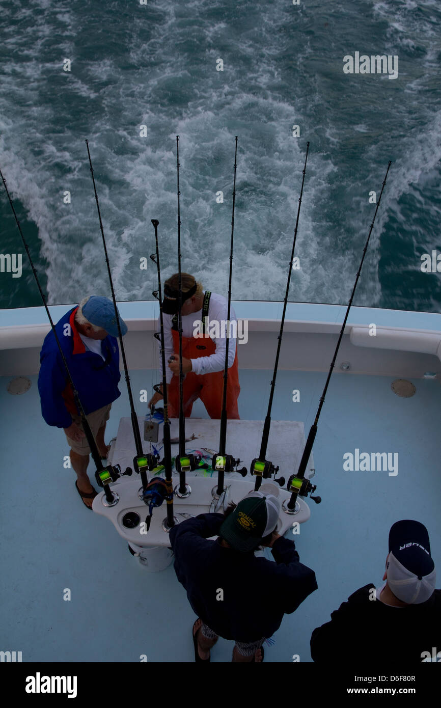 Crewman Jason Peer Gespräche mit Kunden an Bord der Charta Fischereifahrzeug Kannen Lo Que Sea als es aus ft. Pierce Marina, FL Stockfoto