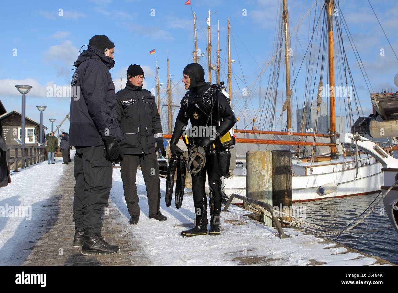 Flensburg, Deutschland, Polizei-Taucher Tauchen Bereitschaft Eutin im Flensburger Hafen Stockfoto