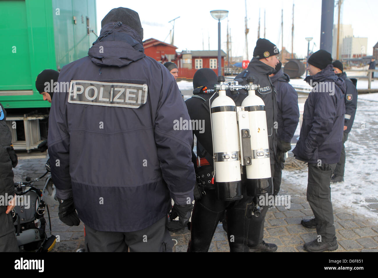 Flensburg, Deutschland, Polizei-Taucher Tauchen Bereitschaft Eutin im Flensburger Hafen Stockfoto