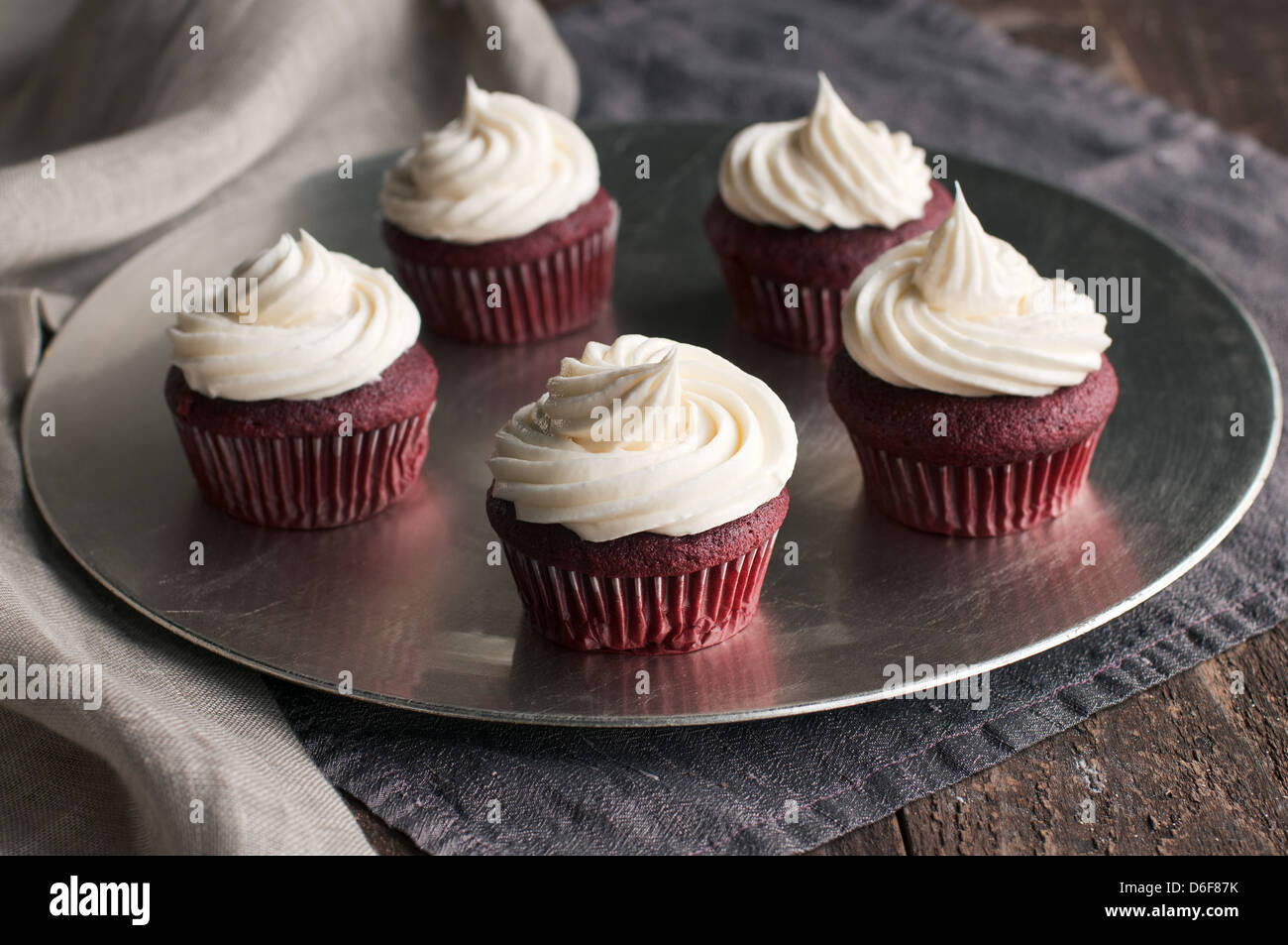 Silbertablett red Velvet Cupcakes mit Pipe Buttercreme Stockfoto