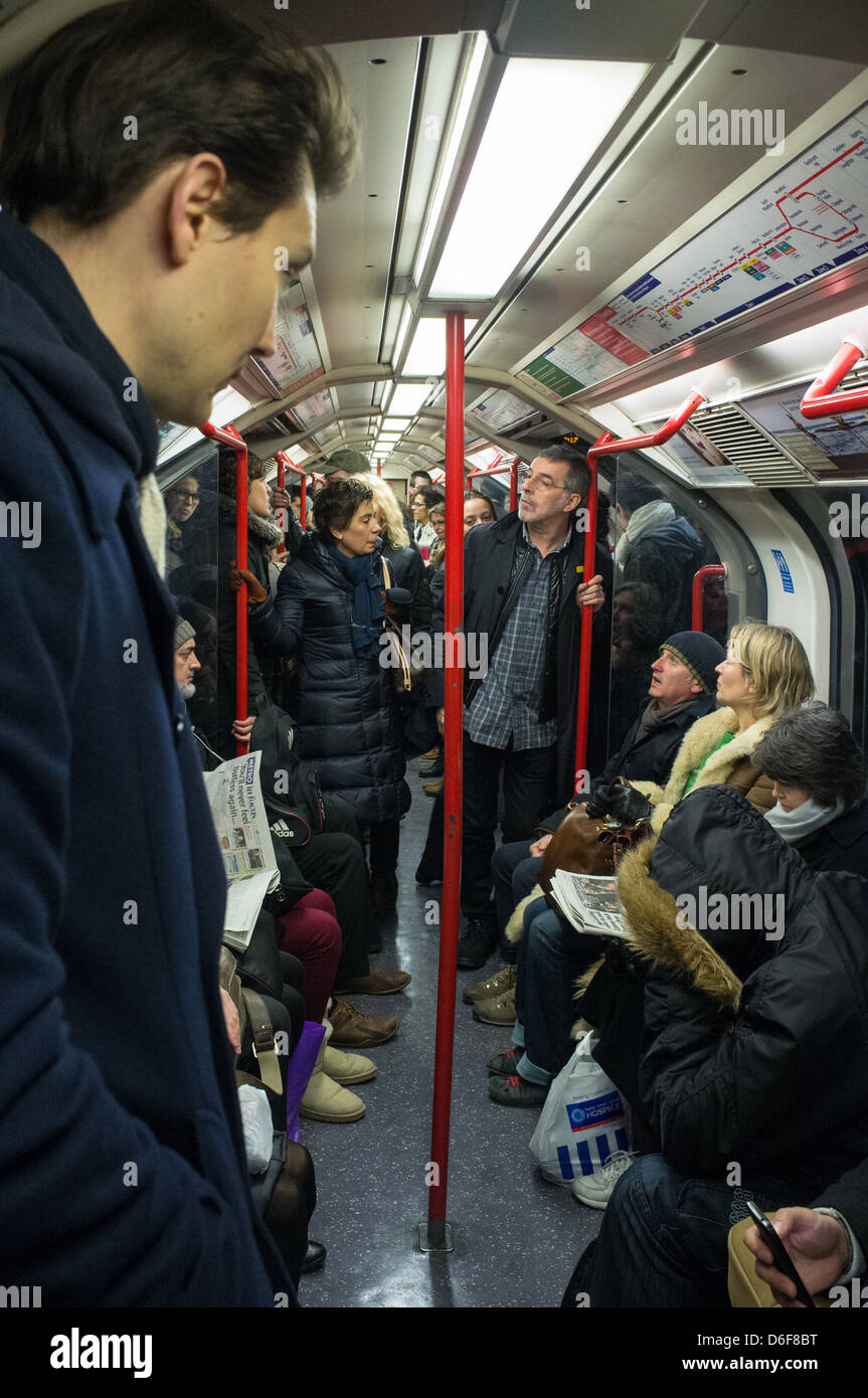 Gepackte Central Line-Zug auf der Londoner u-Bahn-system Stockfoto