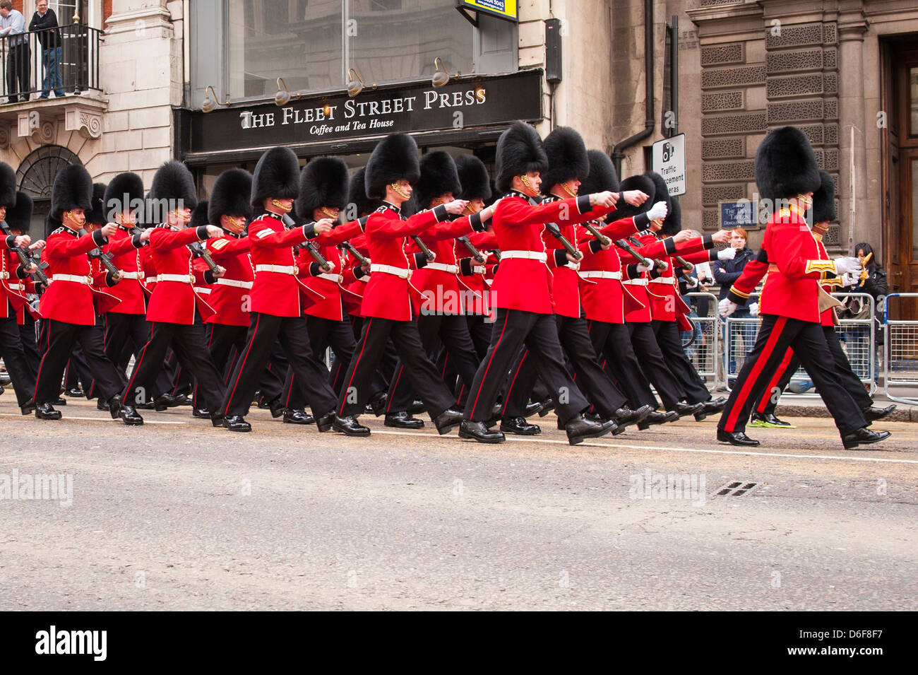London Strand Baroness Margaret Thatcher Trauerzuges parade Scots Guards März vergangenen Stockfoto
