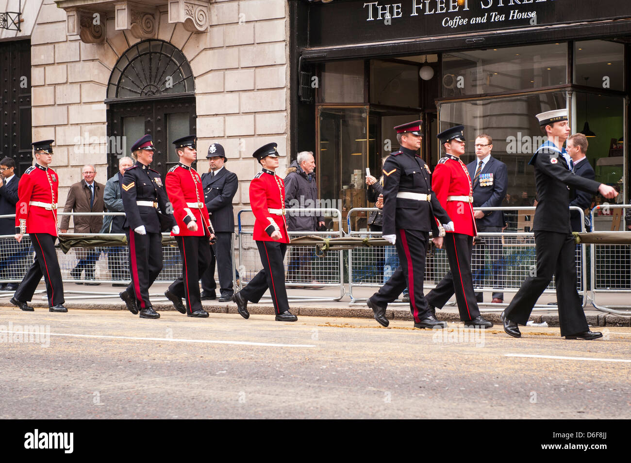 London Strand Baroness Margaret Thatcher Trauerzuges parade März letzten wachen Soldaten & Sailor zurück Stockfoto