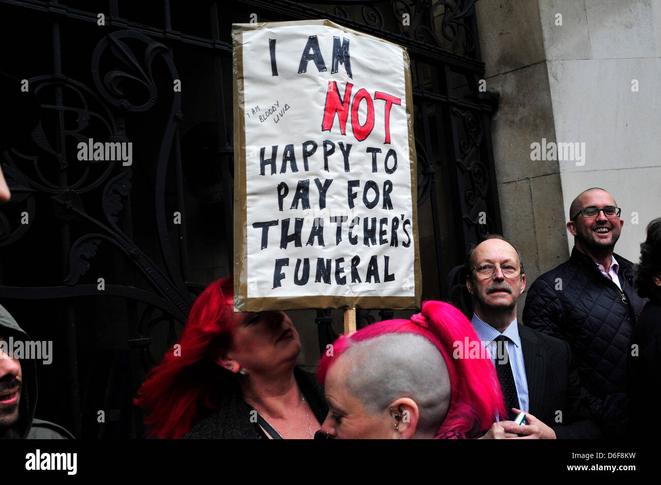 . Eine Frau hält ein Plakat "Ich bin nicht gerne für Thatchers Beerdigung bezahlen" zu lesen. London, UK. Stockfoto