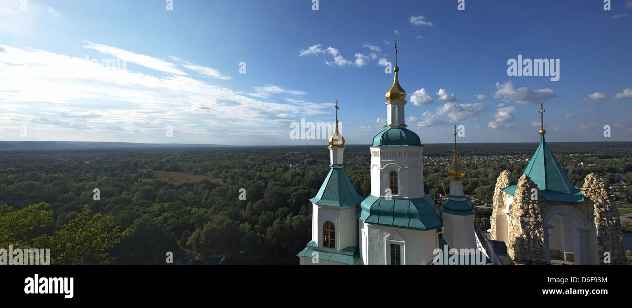 Blick von der Aussichtsplattform des Swjatogorsker orthodoxe Kloster Severskiy Donec River (Ukraine) Stockfoto