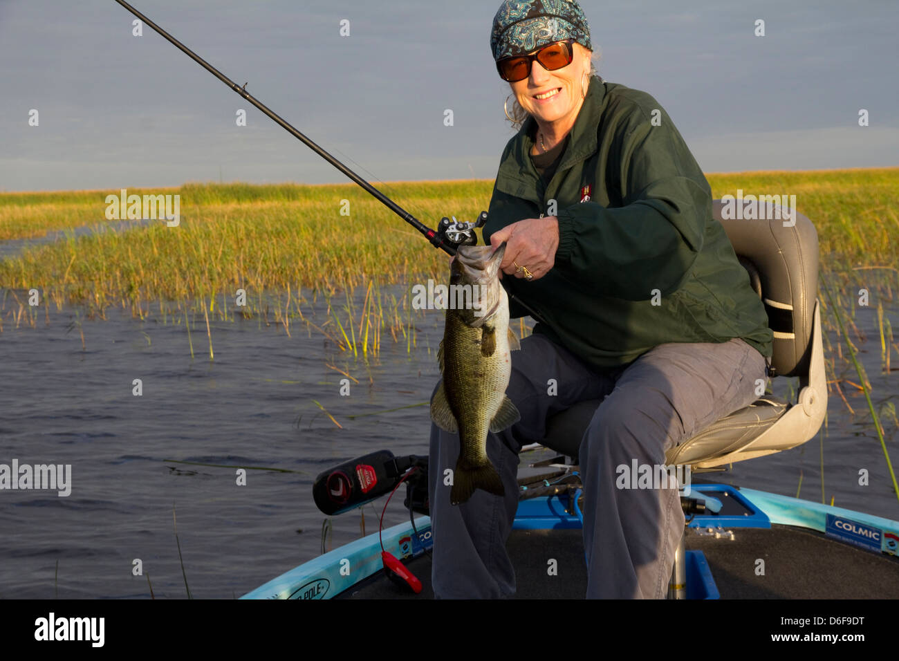 Melinda Renner zeigt ihren großen Mund Bass Fang auf See Okeechobee, Florida Stockfoto