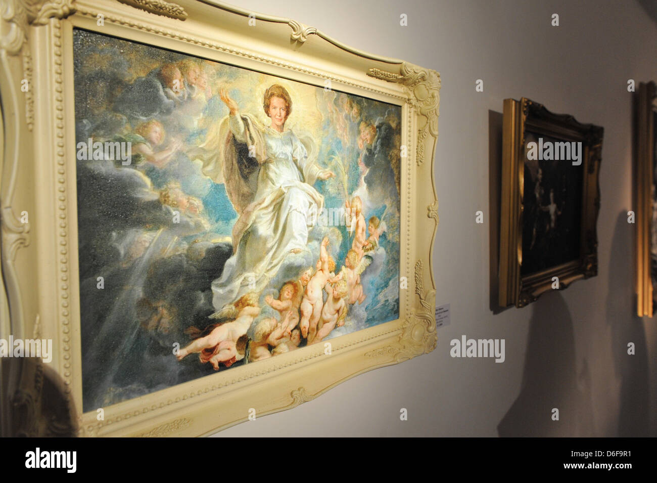 Percy Street, London, UK. 17. April 2013.  "Als es auf der Erde ist im Himmel"-Ben Moore. Eine neue Ausstellung, die Erforschung alternativer Porträts von den späten Baroness Thatcher, öffnet am Londoner Galerie anders, mit 10 für 10 Tage mit dem Thema No10 binden ausstellenden Künstlern. Stockfoto