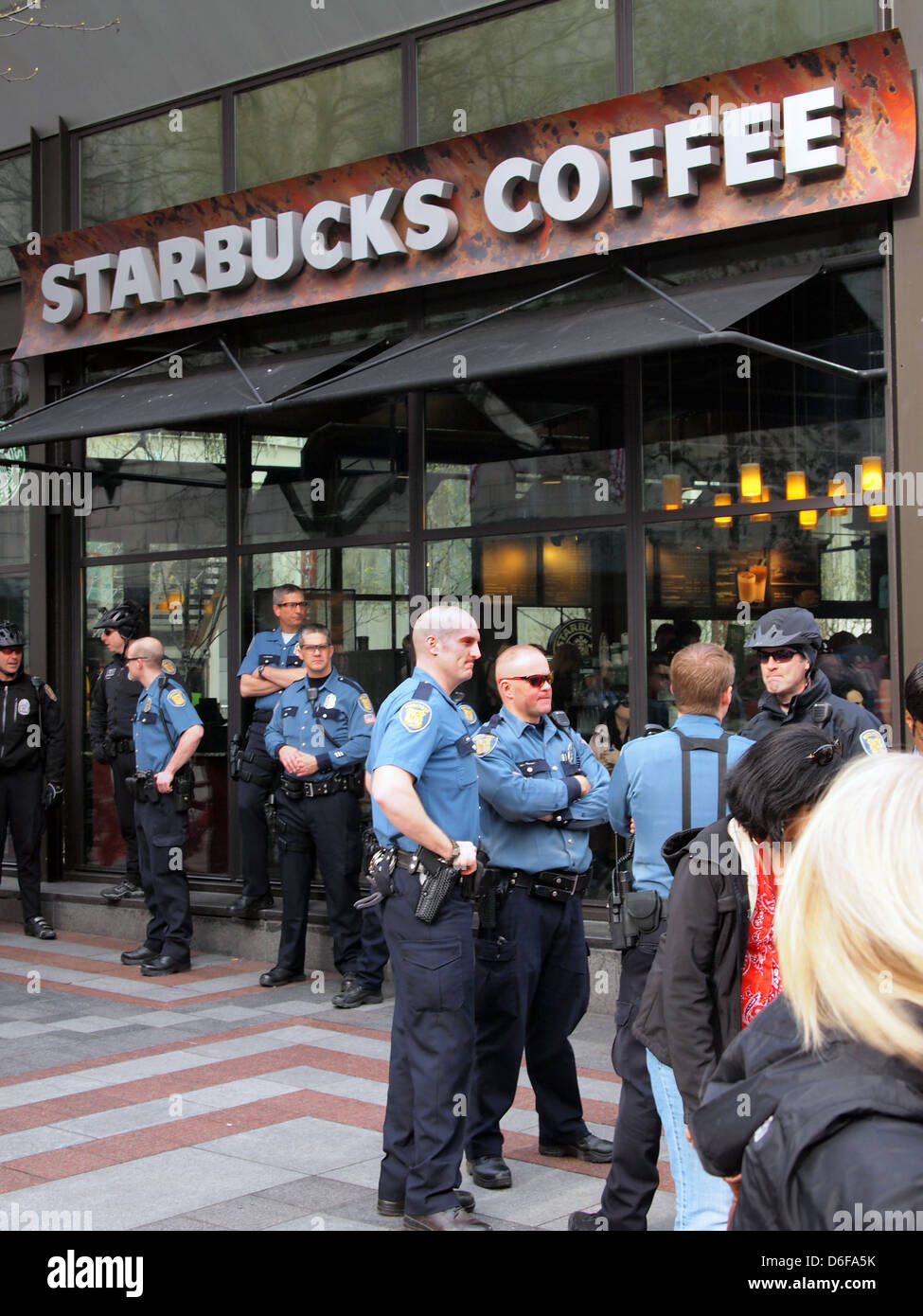 Seattle Polizisten außerhalb ein Starbucks-Café in der Innenstadt von Seattle, Washington State, USA Stockfoto