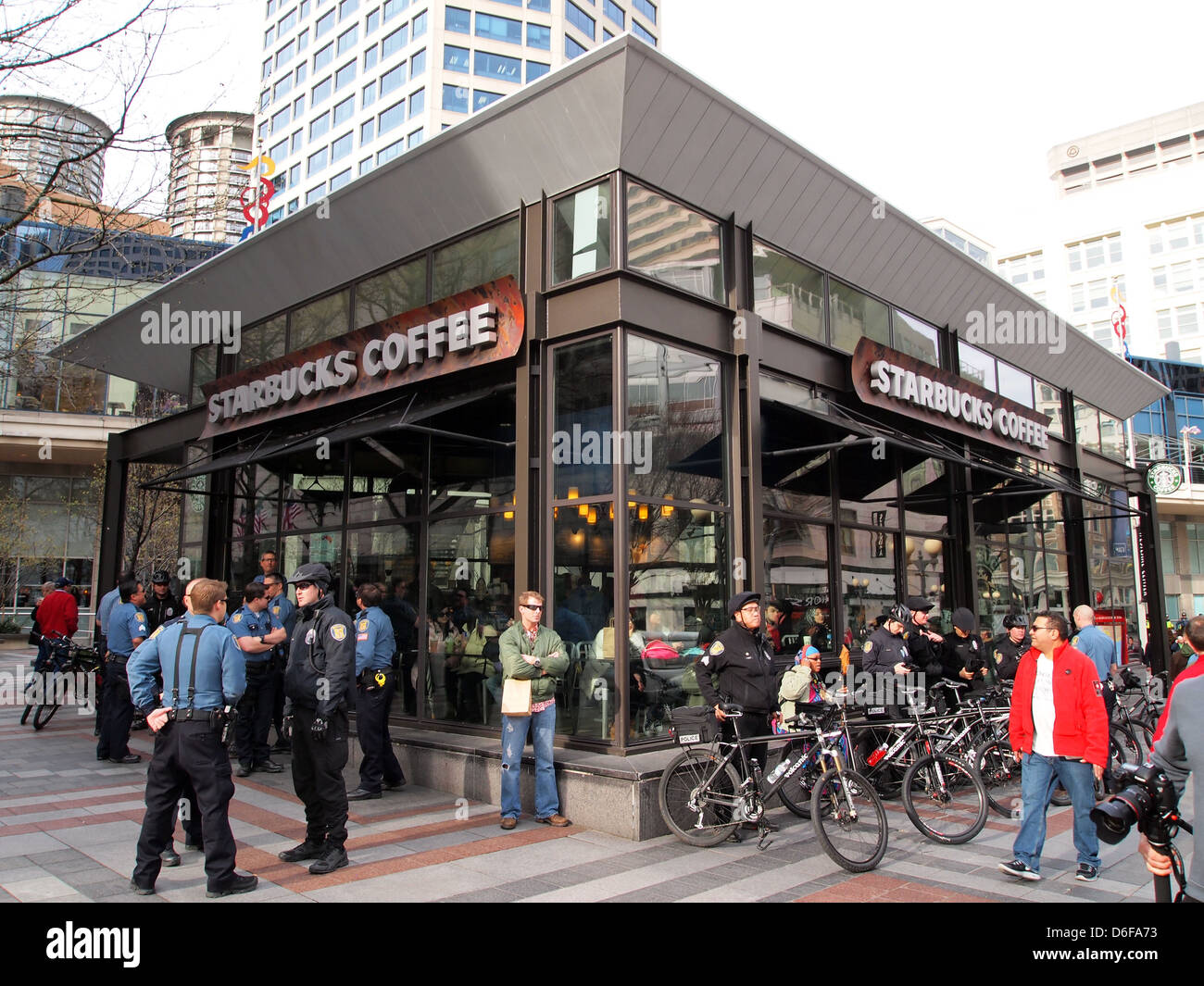 Seattle Polizisten außerhalb ein Starbucks-Café in der Innenstadt von Seattle, Washington State, USA Stockfoto