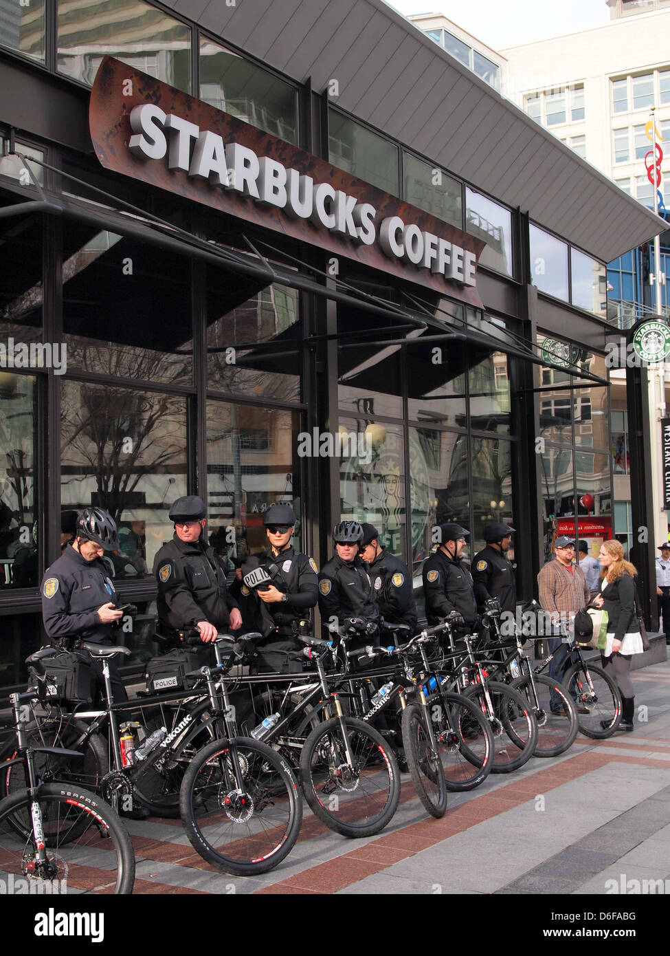 Seattle-Zyklus Polizisten außerhalb ein Starbucks-Café in der Innenstadt von Seattle, Washington State, USA Stockfoto