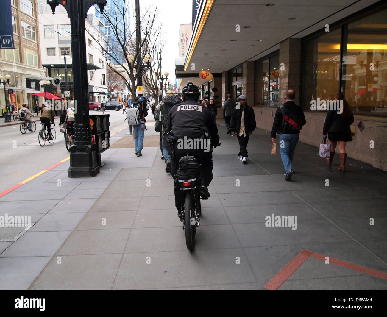 Seattle-Zyklus Cop Reiten auf Bürgersteig in der Innenstadt von Seattle, Washington State, USA Stockfoto
