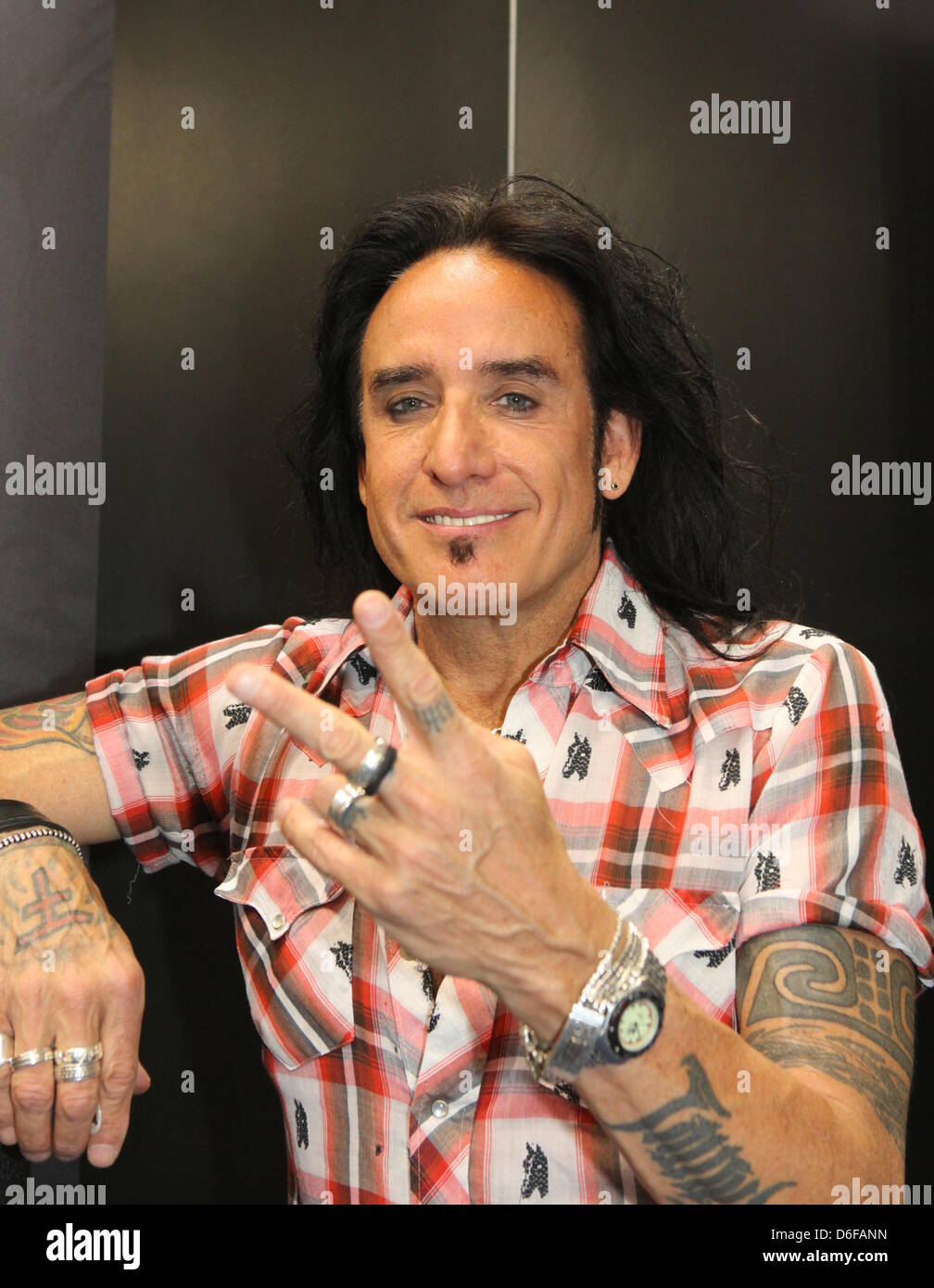 Die Gitarrist von der US-Band Thin Lizzy, Marco Mendoza, besucht die Frankfurter Musikmesse in Frankfurt am Main, 13. April 2013. Foto: Susannah V. Vergau Stockfoto