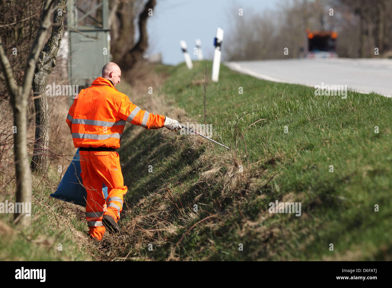 Husum, Deutschland, Strassenwaerter machen Fruehjahrsputz auf einer Autobahn Stockfoto