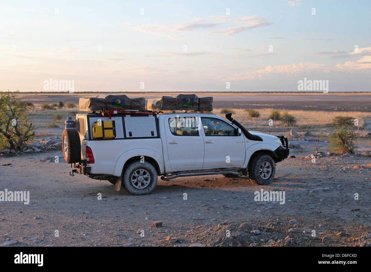 Safari ausgestattet Toyota Hilux 4 x 4 auf Kubu Island, Blick auf Sua Salzpfanne Stockfoto