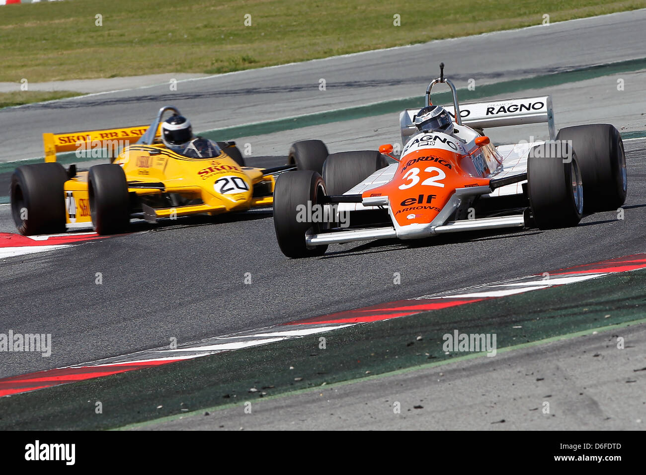 FIA Masters historische Formel1 Rennen in Montmelo 12. April 2013 - Alan Plasch 1982 Pfeile A4 vor 1980 Fittipaldi F8 Stockfoto