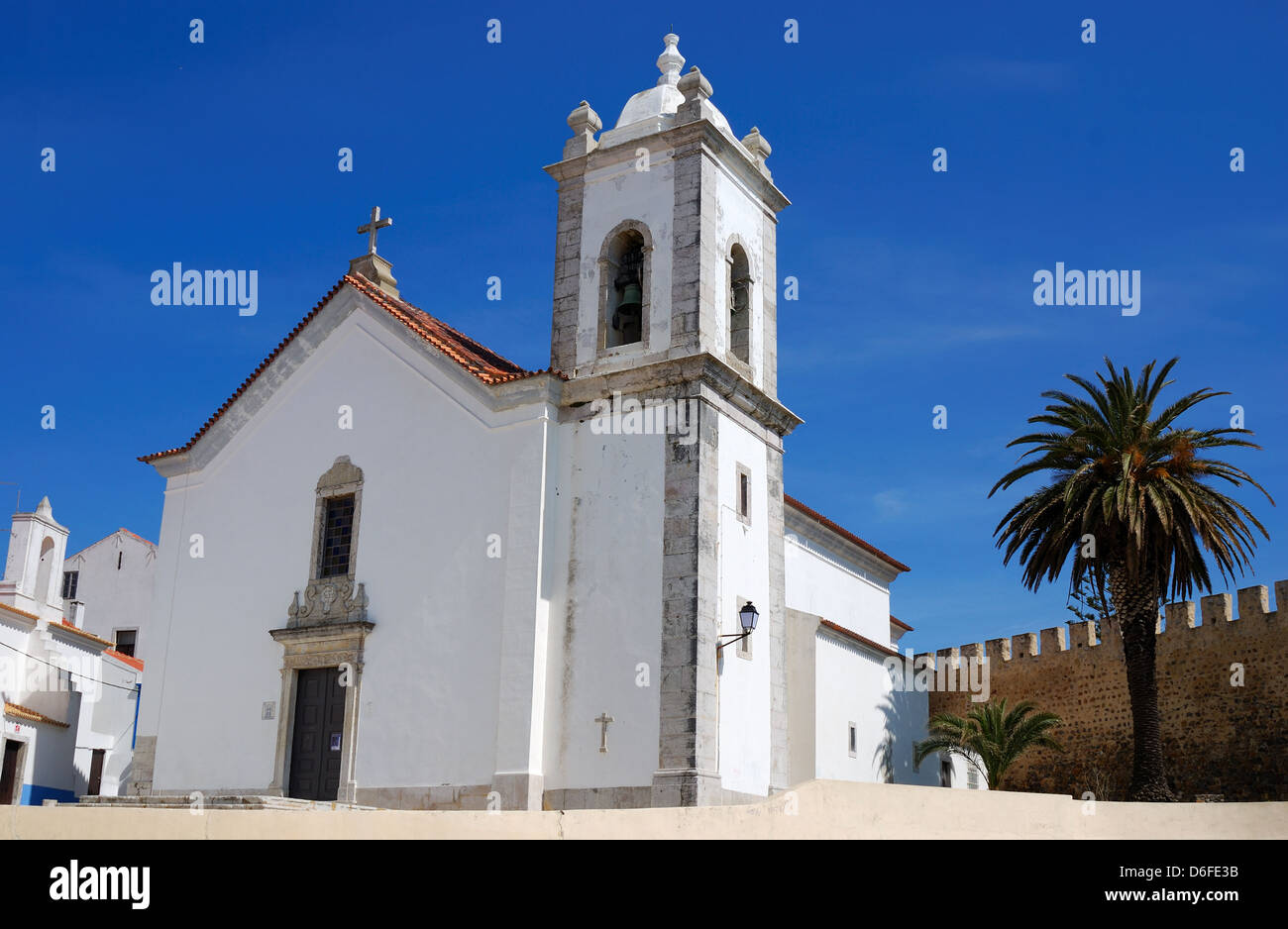 Die Pfarrkirche, wo Vasco da Gama getauft wurde. Vasco da Gama wurde 1469 in Sines Stadt Burg geboren. Stockfoto