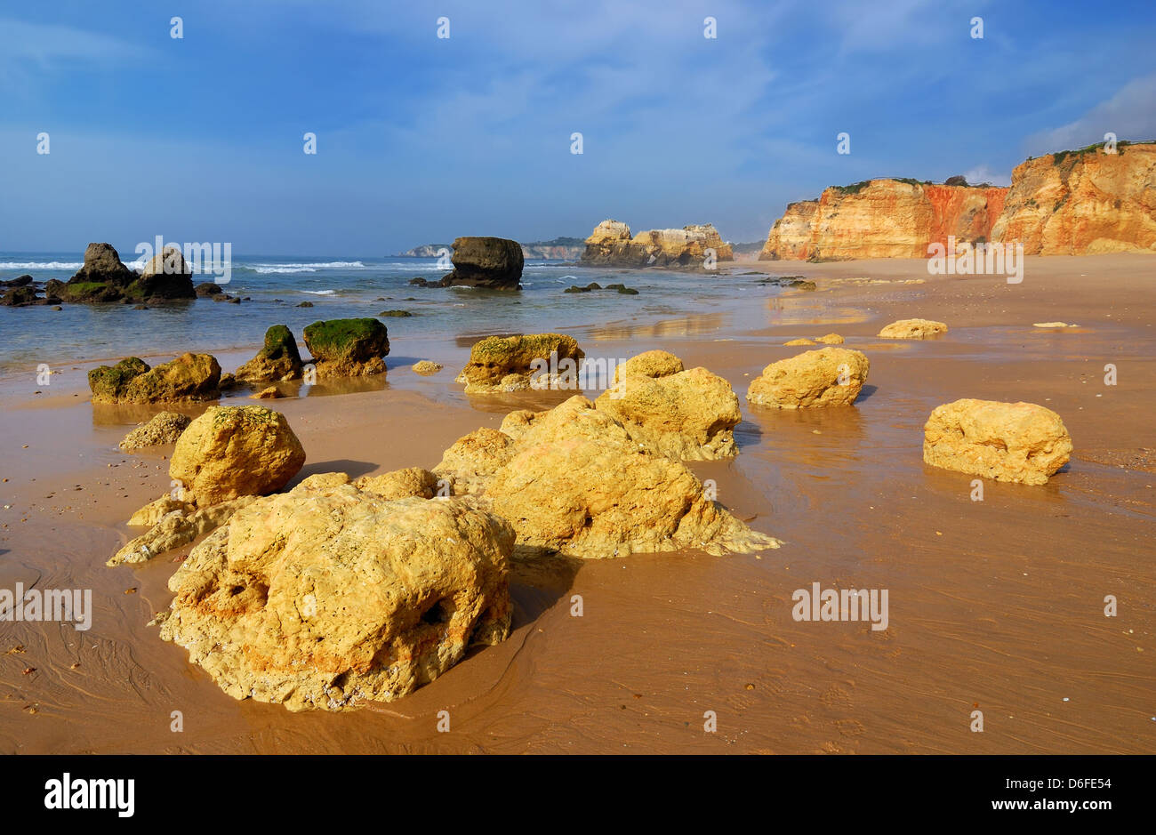 Praia da Rocha ist der Strand und bebaute Fläche auf dem Atlantischen Ozean im Süden Portugals Algarve. Stockfoto