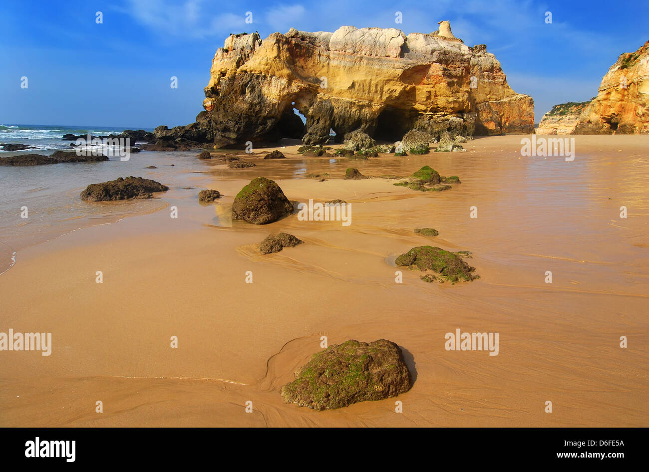 Praia da Rocha ist der Strand und bebaute Fläche auf dem Atlantischen Ozean im Süden Portugals Algarve. Stockfoto