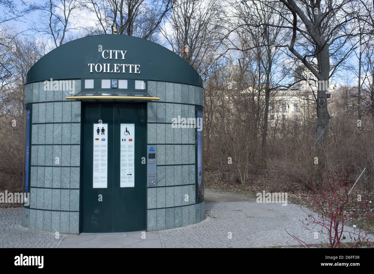 Öffentliche Toilette in Berlin Deutschland Stockfoto