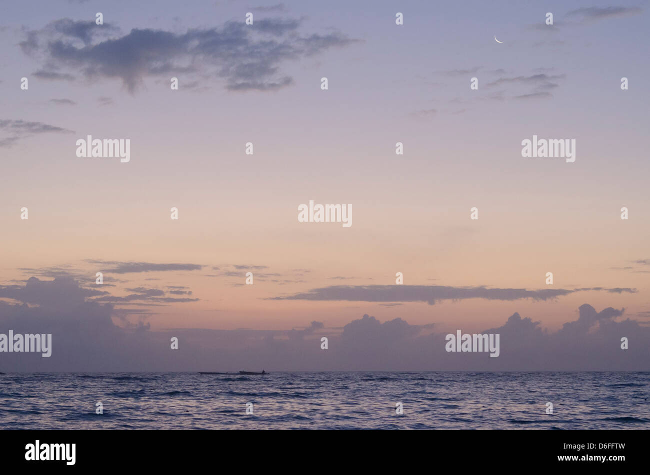 Alten Mondsichel über das Schiffswrack bei Sonnenaufgang in Punta Cana Stockfoto