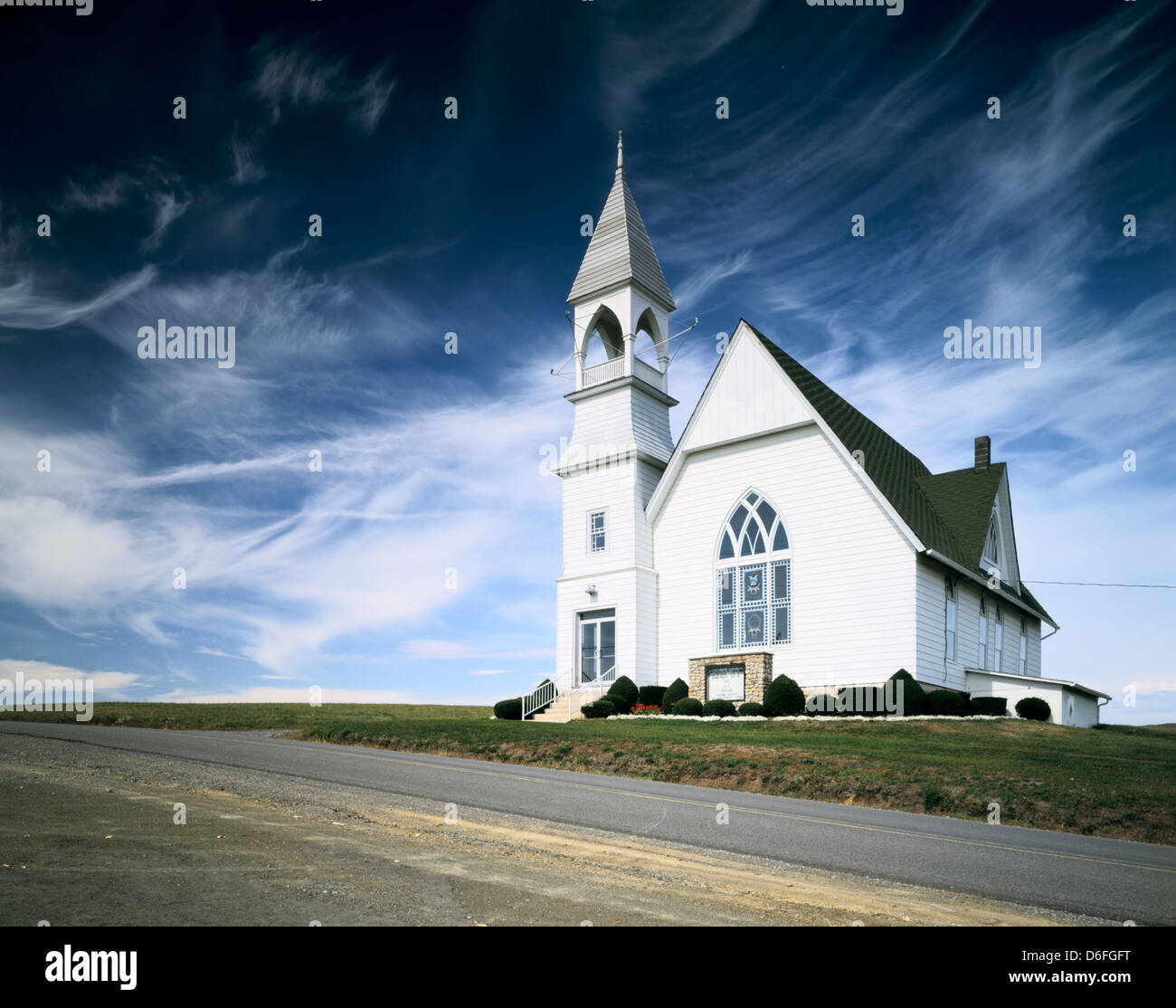 Ebenezer Vereinigte Methodistische Kirche, Ostpunkt, Pennsyvlania. Einfache weiße Kirche steht Wächter vor einem klaren blauen Himmel. Stockfoto