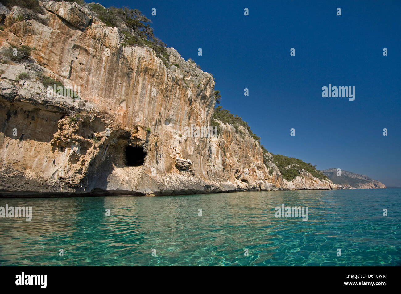 Die klaren und transparenten Wasser des Meeres an der Küste des Golfs von Orosei, in der Nähe von Cala Mariolu Beach, Ogliastra, Sardinien, Italien Stockfoto
