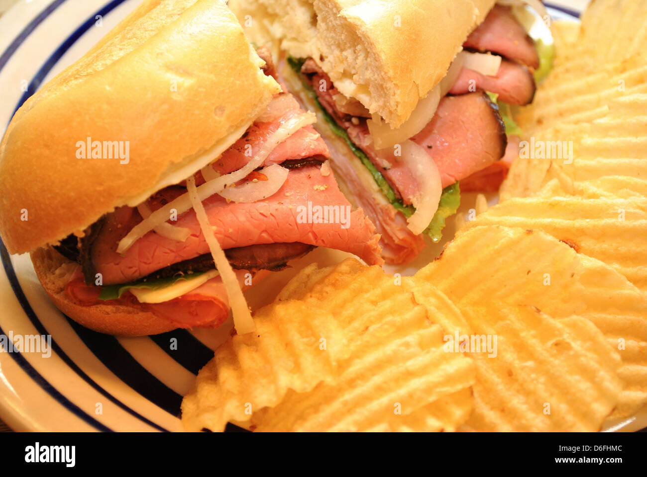 Leckeres Roastbeef-Sandwich mit Pommes frites Stockfoto