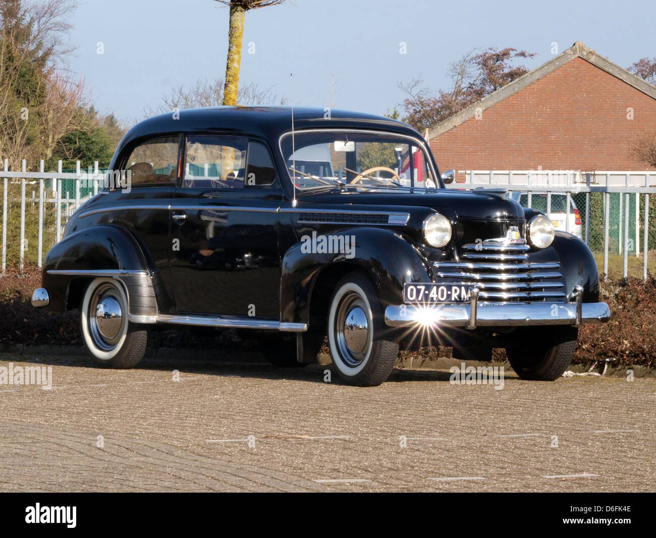 Der Opel Olympia 1952 ist eine klassische Limousine von Opel, die für ihr elegantes Design und ihre effiziente Leistung bekannt ist und in Deutschland der Nachkriegszeit beliebt ist. Stockfoto