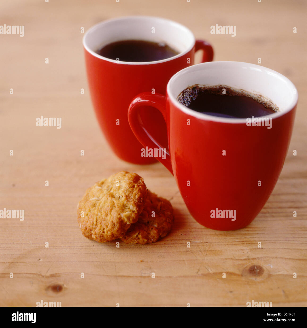 Tassen Kaffee mit Keksen Stockfoto