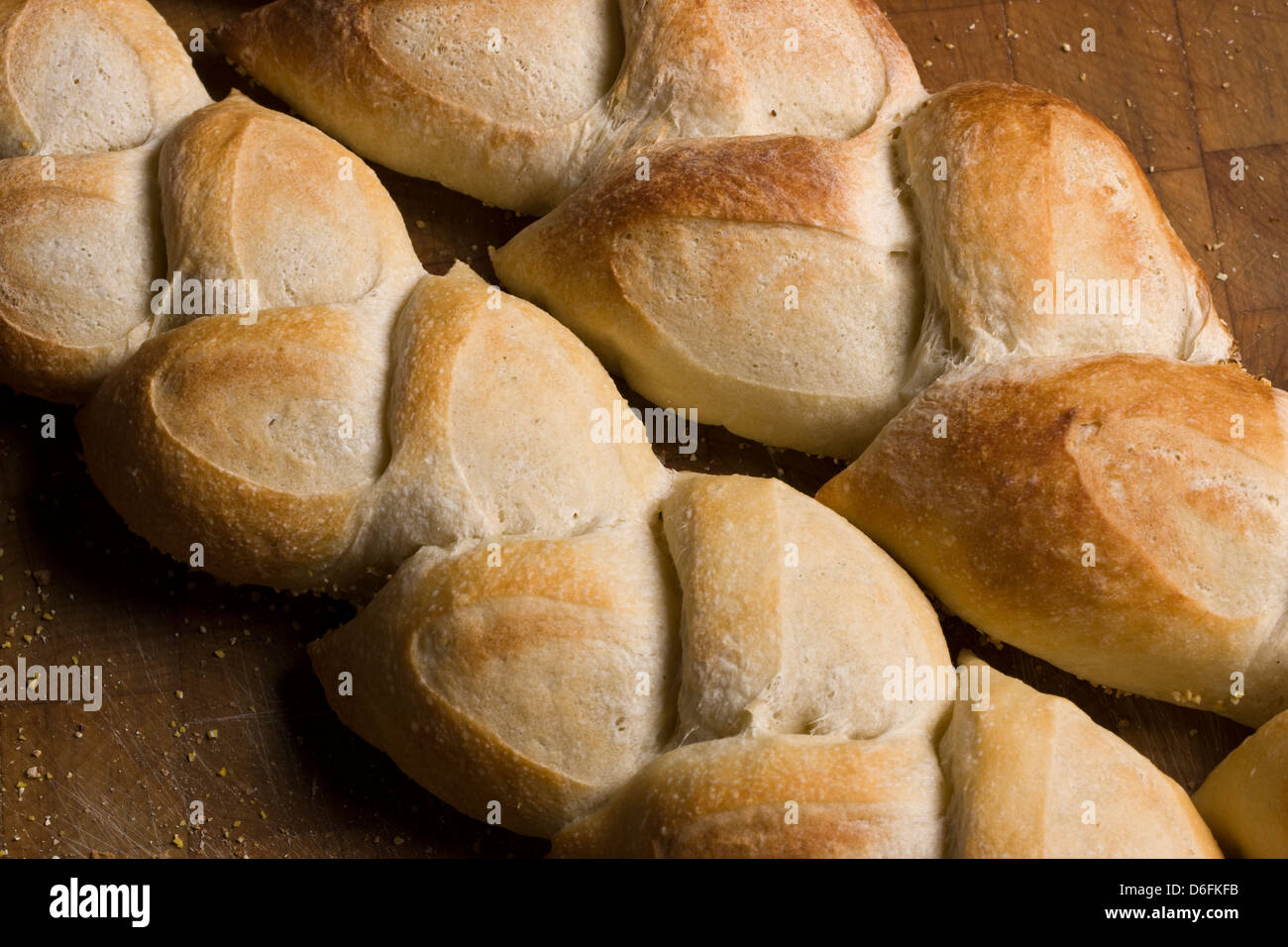 Frisch gebackenes Brot zum Verkauf in einer kommerziellen Bäckerei Stockfoto