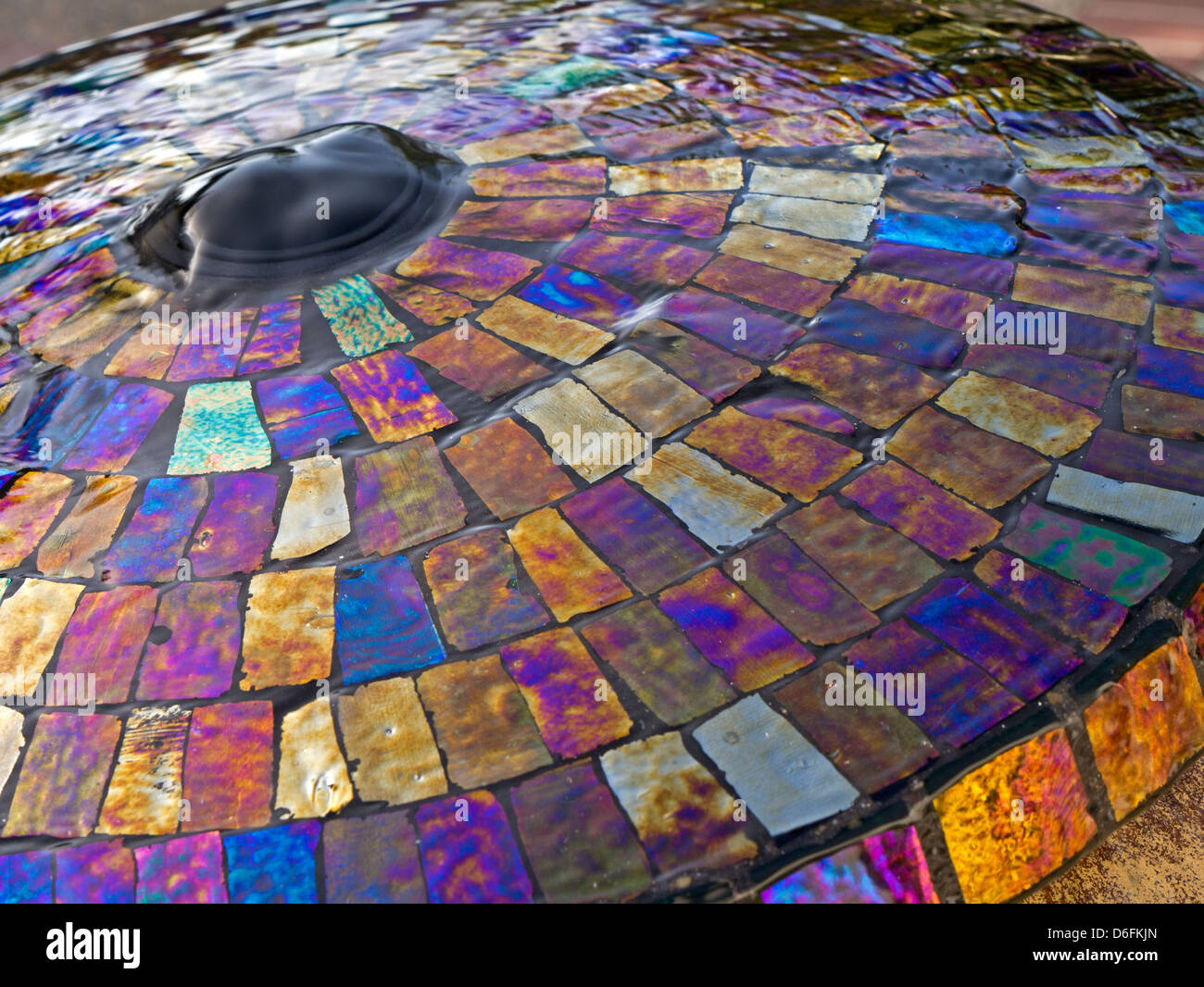 WASSERSPIEL SPRINGBRUNNEN modern künstlerisch farbenfroh und stylisch Wasser mit gefliestem Tesserae-Effekt Springbrunnen im Garten Stockfoto
