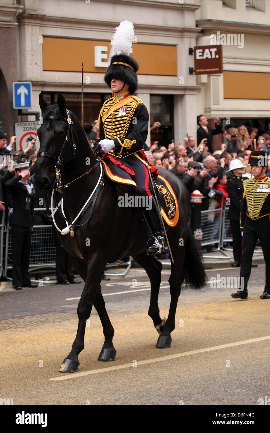 London, UK. 17. April 2013. Montierten Soldat auf den Trauerzug von Margaret Thatcher in London, England. Baroness Thatcher (1925-2013) war eine Politikerin und der Premierminister des Vereinigten Königreichs von 1979 bis 1991. Credit: whyeyephotography.c Stockfoto
