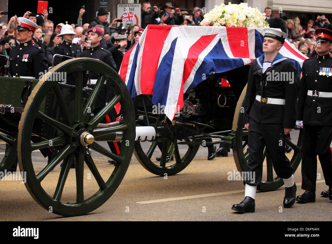 London, UK. 17. April 2013. Der Sarg mit Thatchers Körper wird auf einer Lafette für ihr Begräbnis an Str. Pauls Kathedrale in London, England transportiert. Baroness Thatcher (1925-2013) war eine Politikerin und der Premierminister des Vereinigten Ki Stockfoto