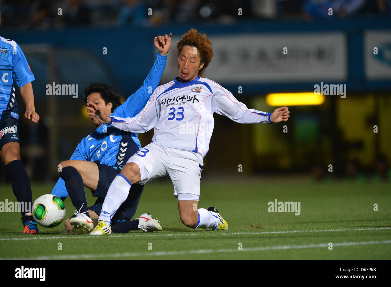 (L, R) Yuki Nogami (Yokohama FC), Kohei Yamada (V Varen), 17. April