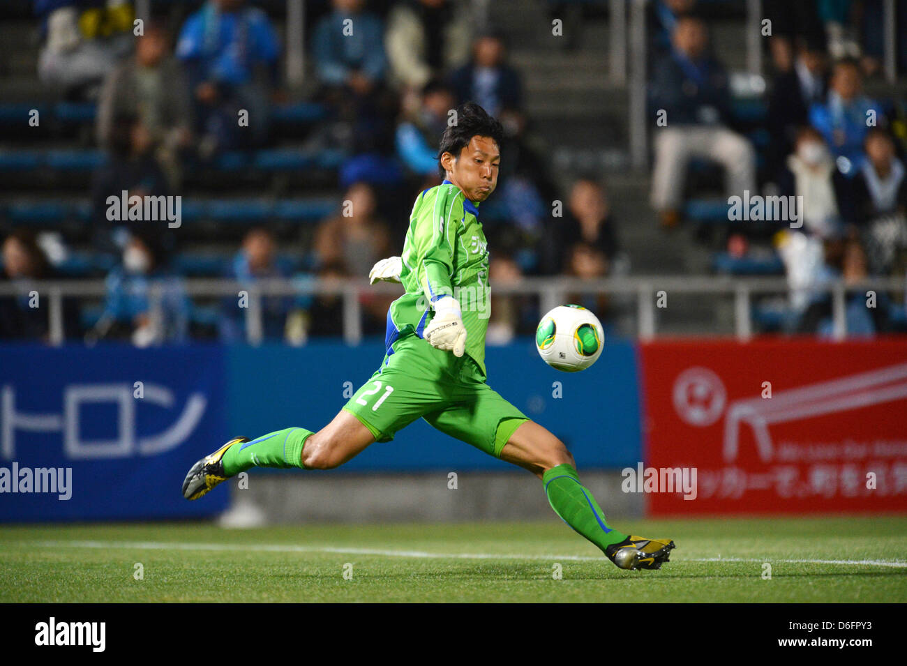 Junki Kanayama (V Varen), 17. April 2013 - Fußball /Soccer: 2013 J.LEAGUE Division 2, 9. sec match zwischen Yokohama FC 1-2 V Varen Nagasaki im NHK Spring Mitsuzawa Fußballstadion, Kanagawa, Japan. (Foto von Jun Tsukida/AFLO SPORT) Stockfoto