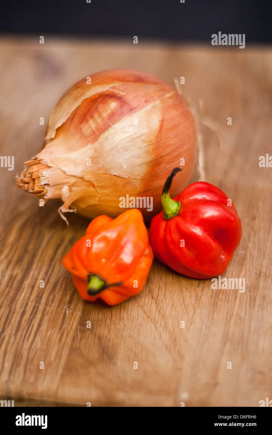 Zwiebel und Scotch Bonnet Chili Stockfoto