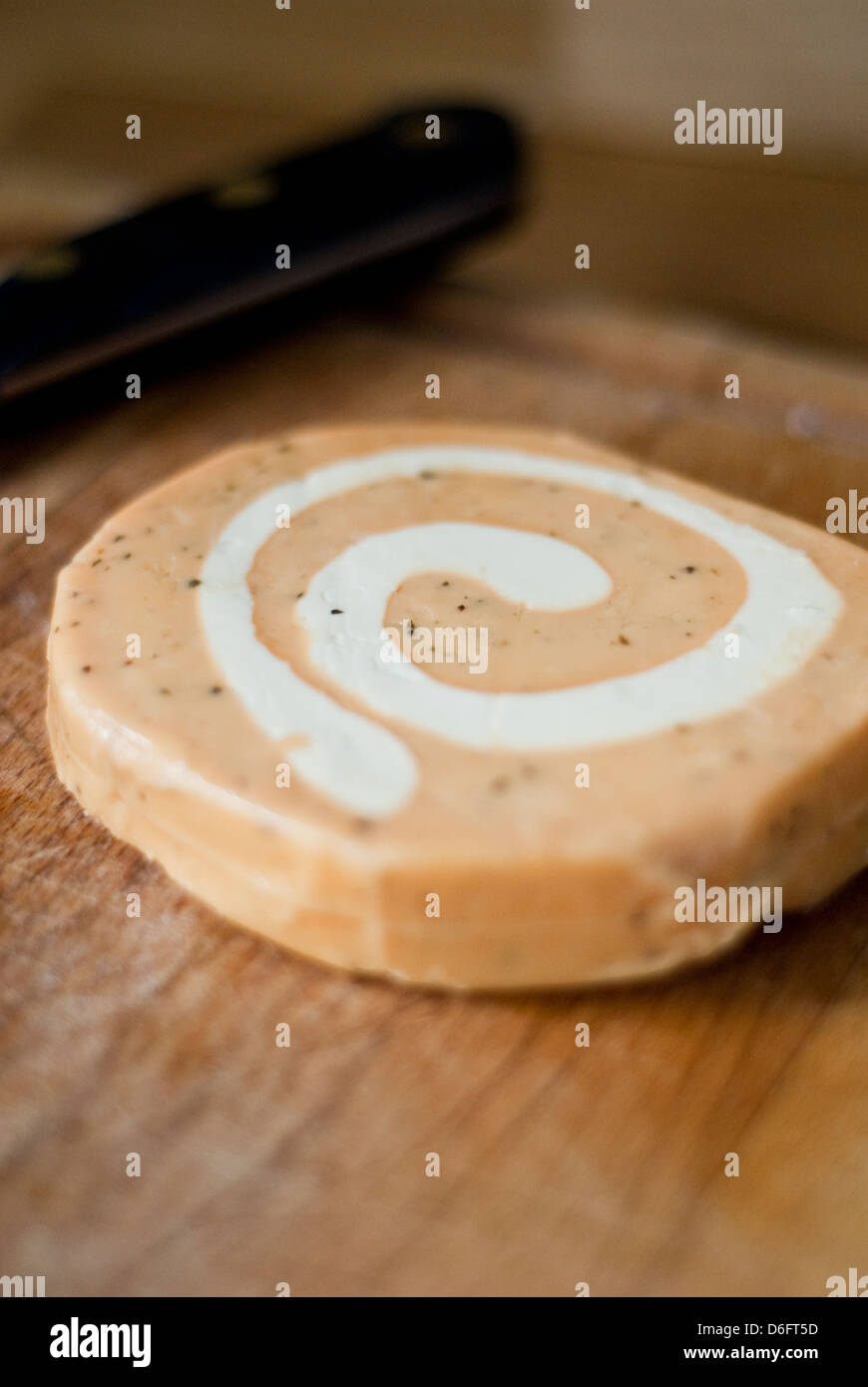Cheddar mit einem Wirbel von Weichkäse Stockfoto