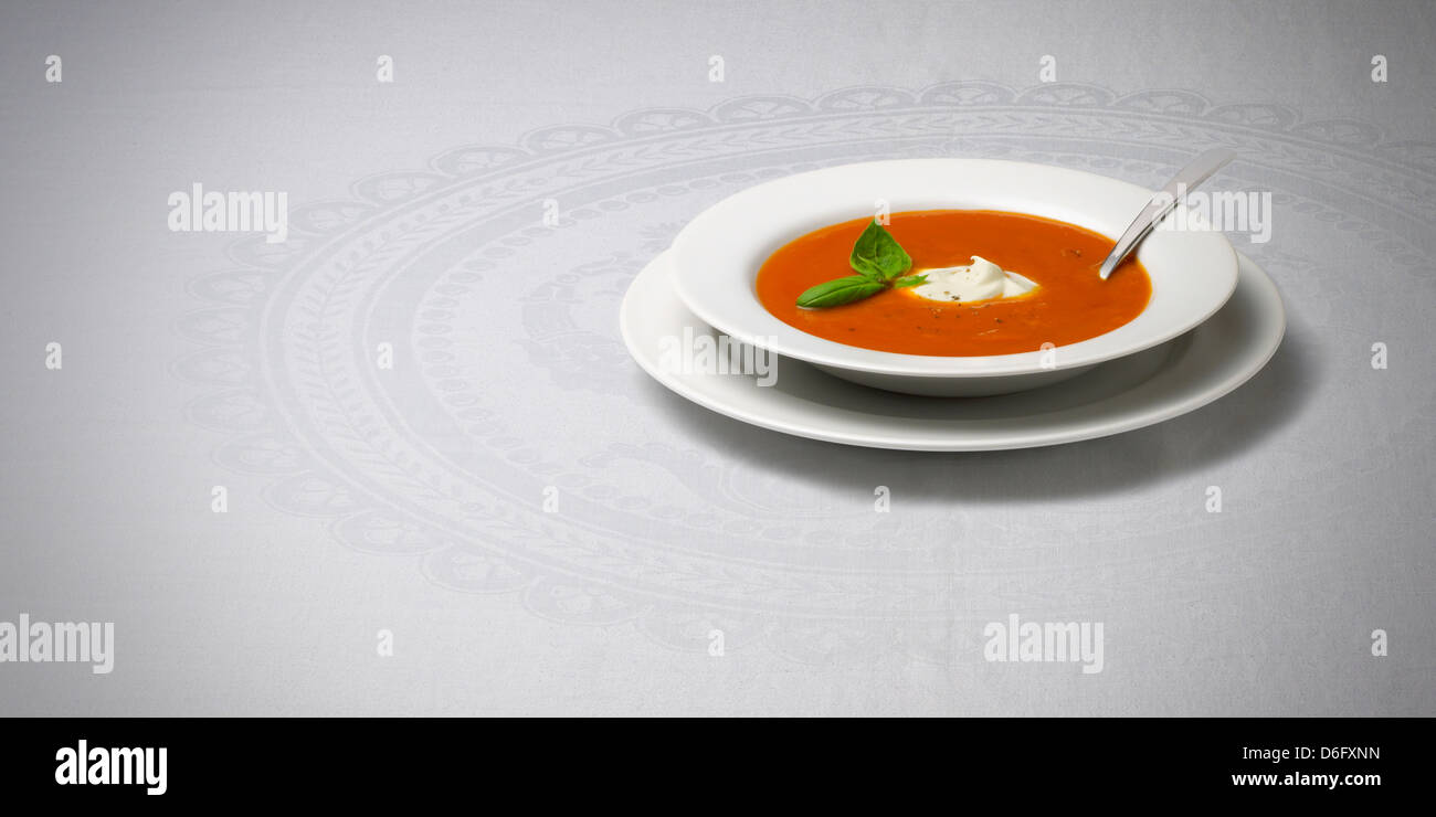 Tomatensuppe mit Basilikum und Creme fraiche Stockfoto